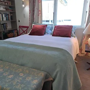 Bed & Breakfast On Hay Street By The Sea